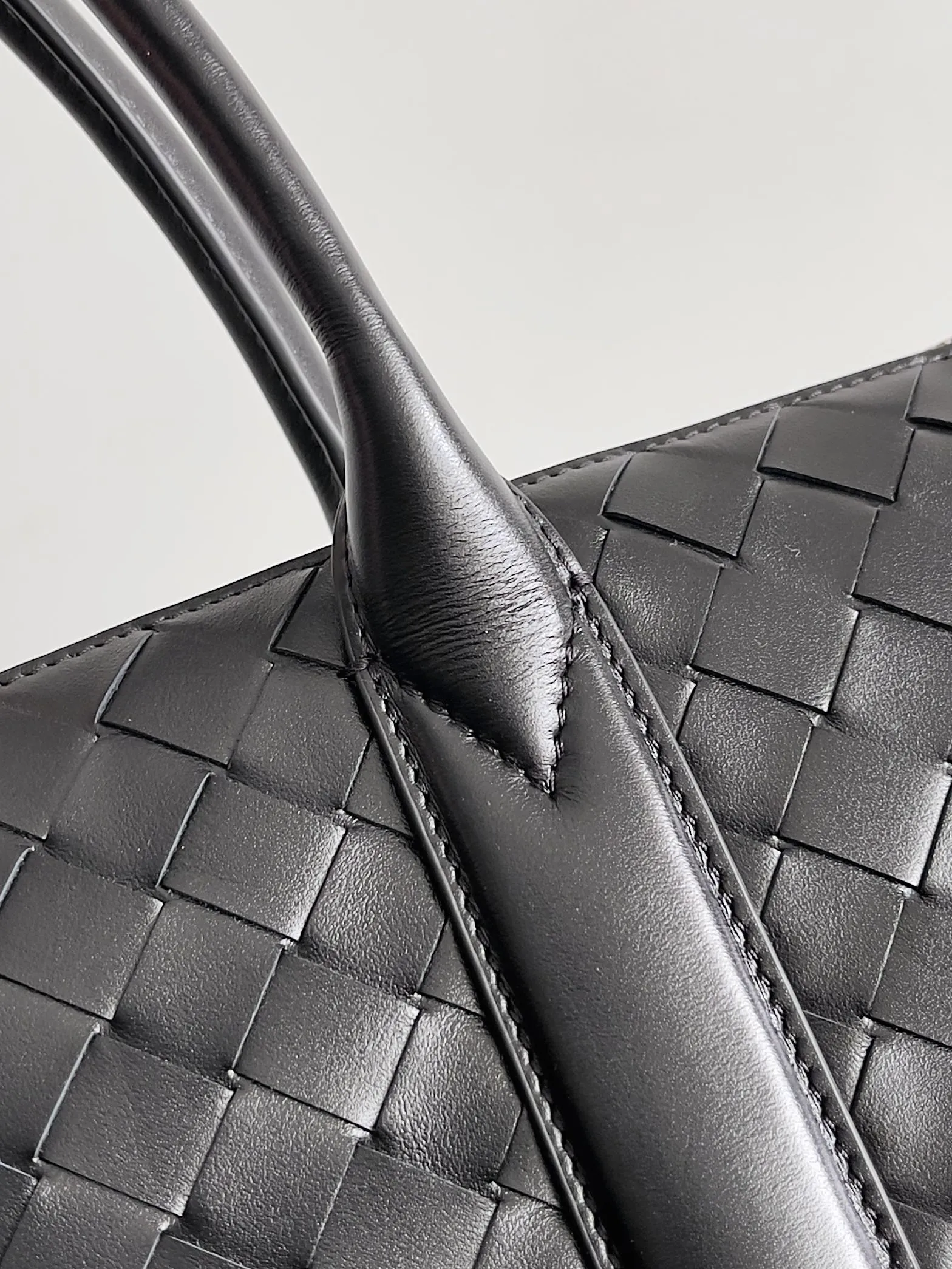Batch 2520 BOTTEGA VENETA Bottega Veneta's 2025 new men's Intrecciato woven soft briefcase, the advanced version of the briefcase is officially launched. The classic calfskin weave has a gentle and generous style, which not only reduces the seriousness of work but also reflects taste. The large-capacity design takes into account the need of many men to go out to work, reducing the trouble of carrying multiple bags when going out. Small items such as computers and pens are all stored at once. The bag body is equipped with detachable shoulder straps on both sides, so one bag can be carried multiple times, reducing the burden on shoulders. Style number: 815783 Size: 39*33.5*8.5cm